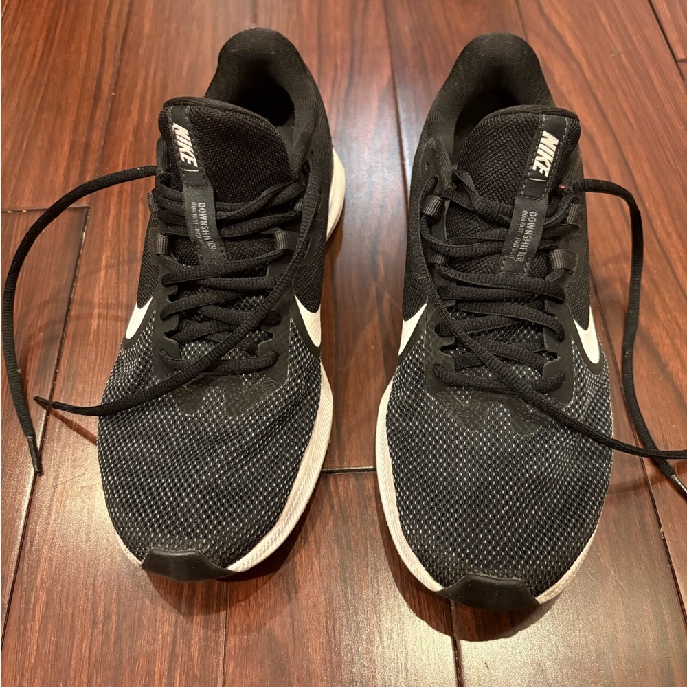 Women’s Nike Black and White Athletic Sneakers Size 8.5